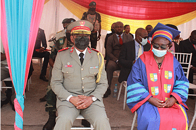 Gouverneur militaire de la Province du Nord-Kivu Constant NDIMA avec le Recteur de l'Université de Goma à la cérémonie de collation des grades académiques
